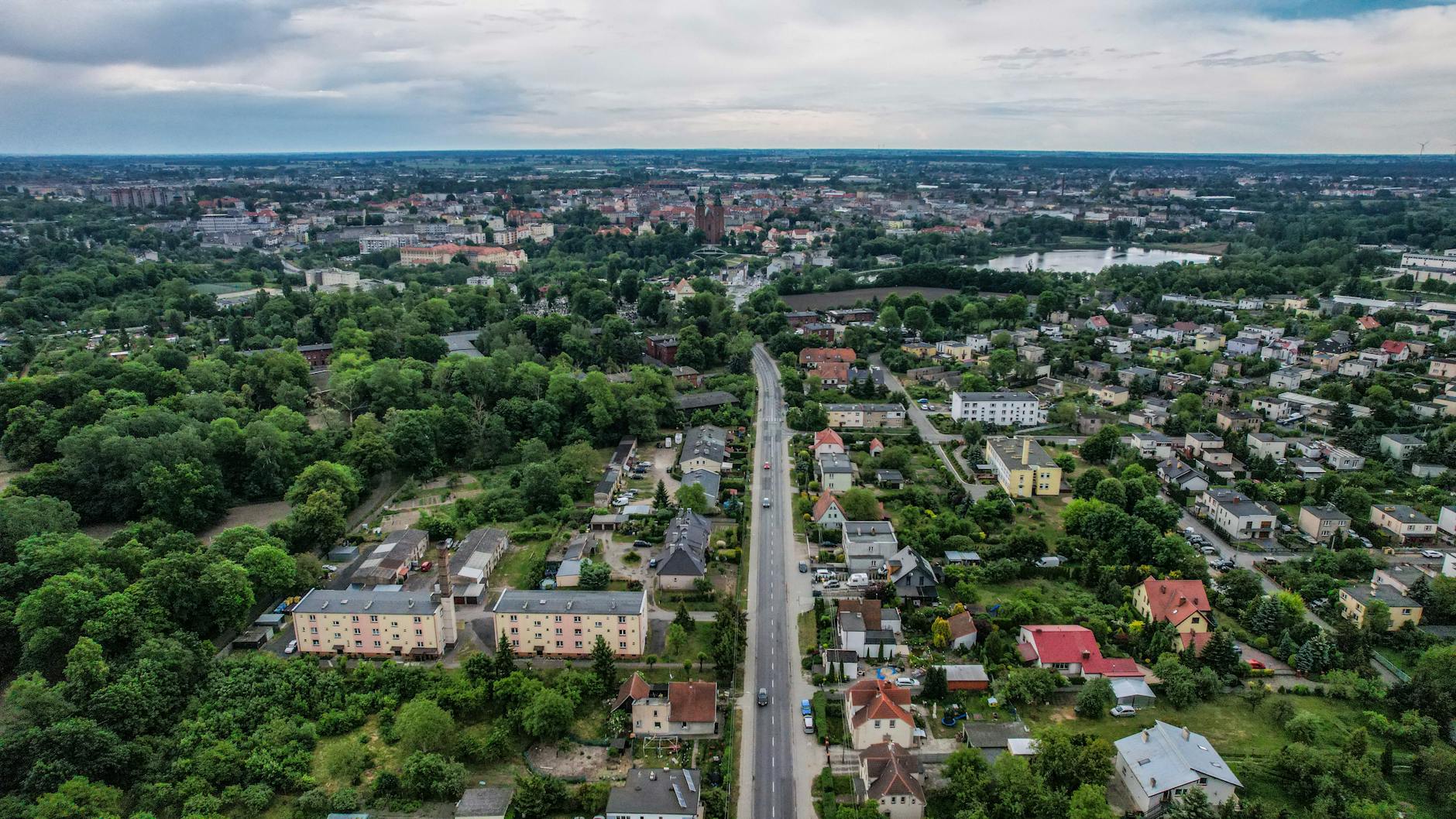 Tablica z ogłoszeniami o pracę w Ostrowi Mazowieckiej, symbolizująca nowe możliwości zatrudnienia
